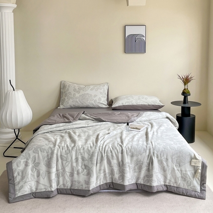 91家纺网 家纺一手货源 找家纺 一加一 2025新款全棉三层纱提花大豆夏被 清雅-灰