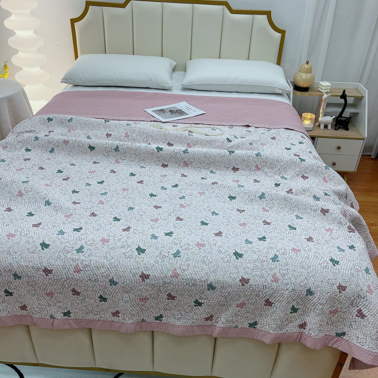 91家纺网 家纺一手货源 找家纺 暖居 2024新款莫代尔砂洗凉感双面天丝单件床盖可铺可盖兔兔赛跑