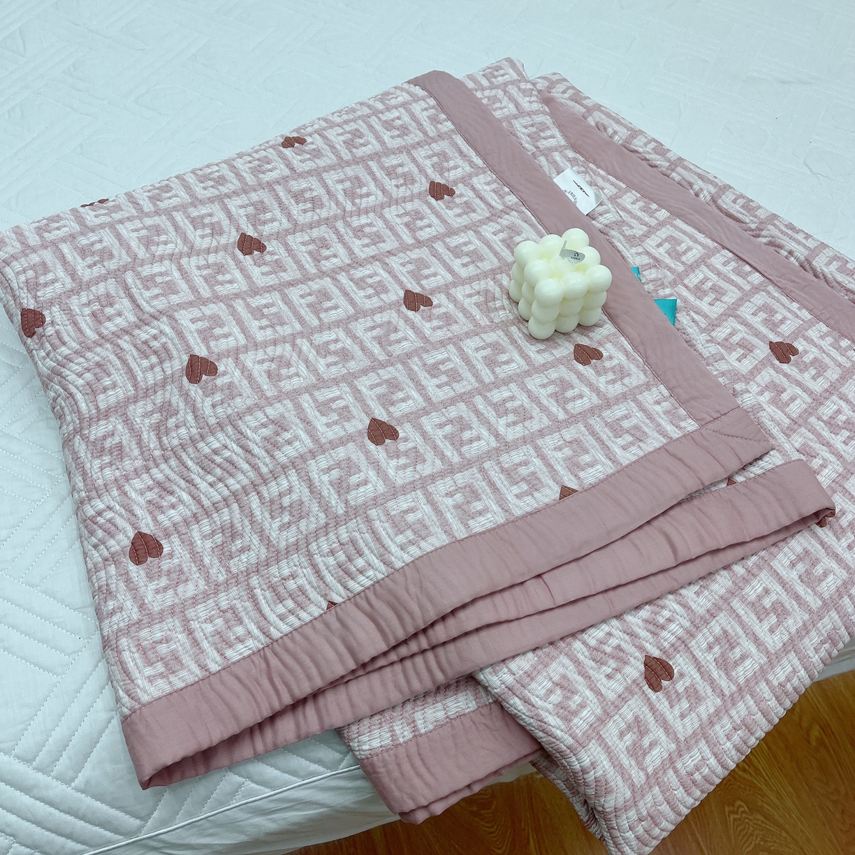 91家纺网 家纺一手货源 找家纺 暖居 2024新款莫代尔砂洗凉感双面天丝单件床盖可铺可盖不规则爱心粉