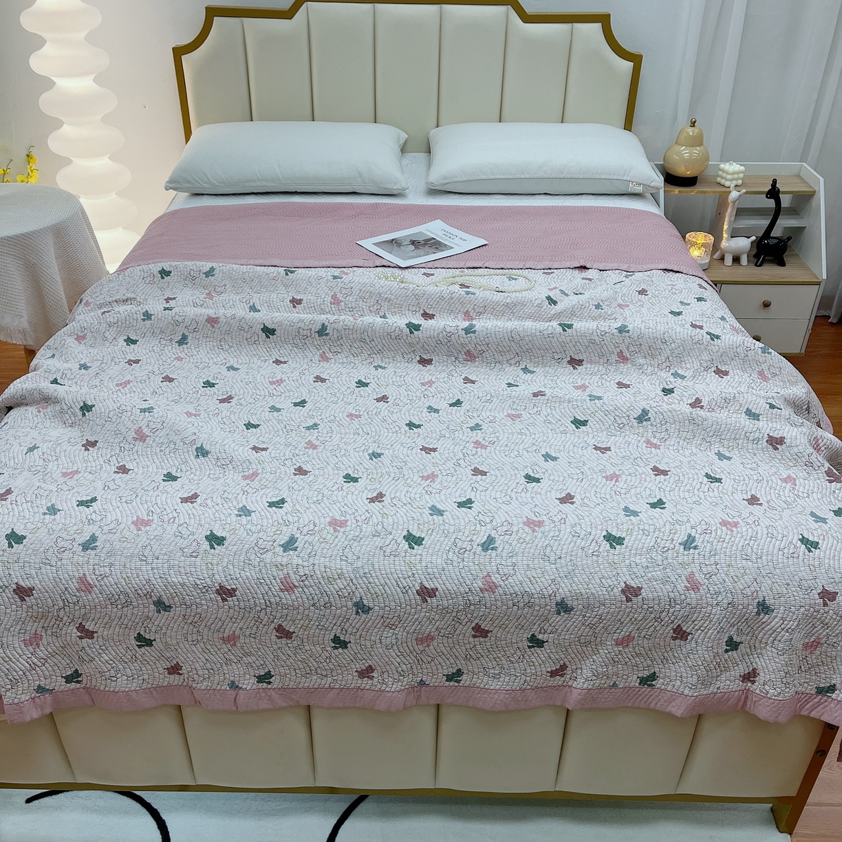 91家纺网 家纺一手货源 找家纺 暖居 2024新款莫代尔砂洗凉感双面天丝单件床盖可铺可盖兔兔赛跑