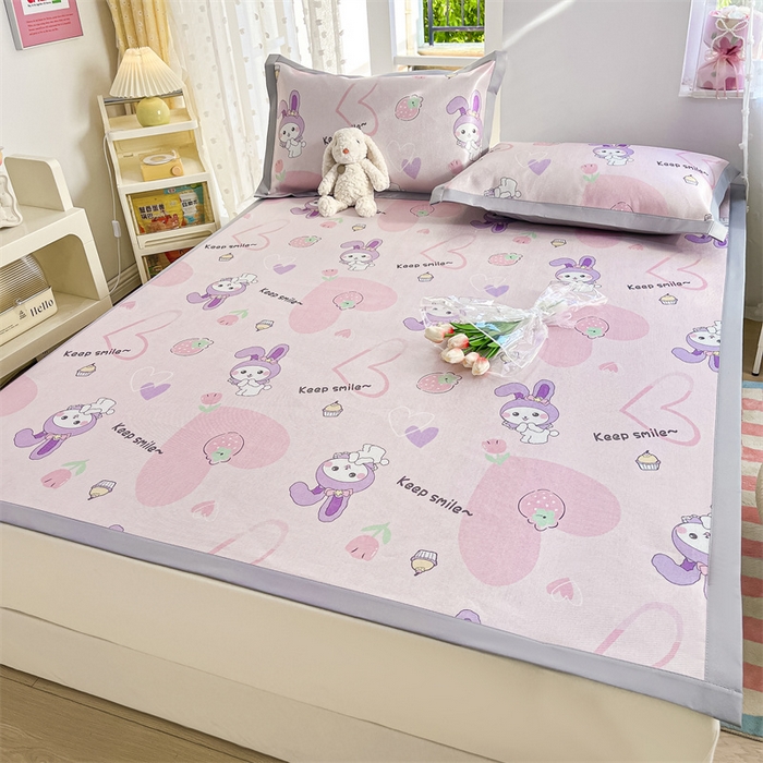 91家纺网 家纺一手货源 找家纺 欧邦 新款数码印花A类冰藤席三件套 凉席款-草莓兔