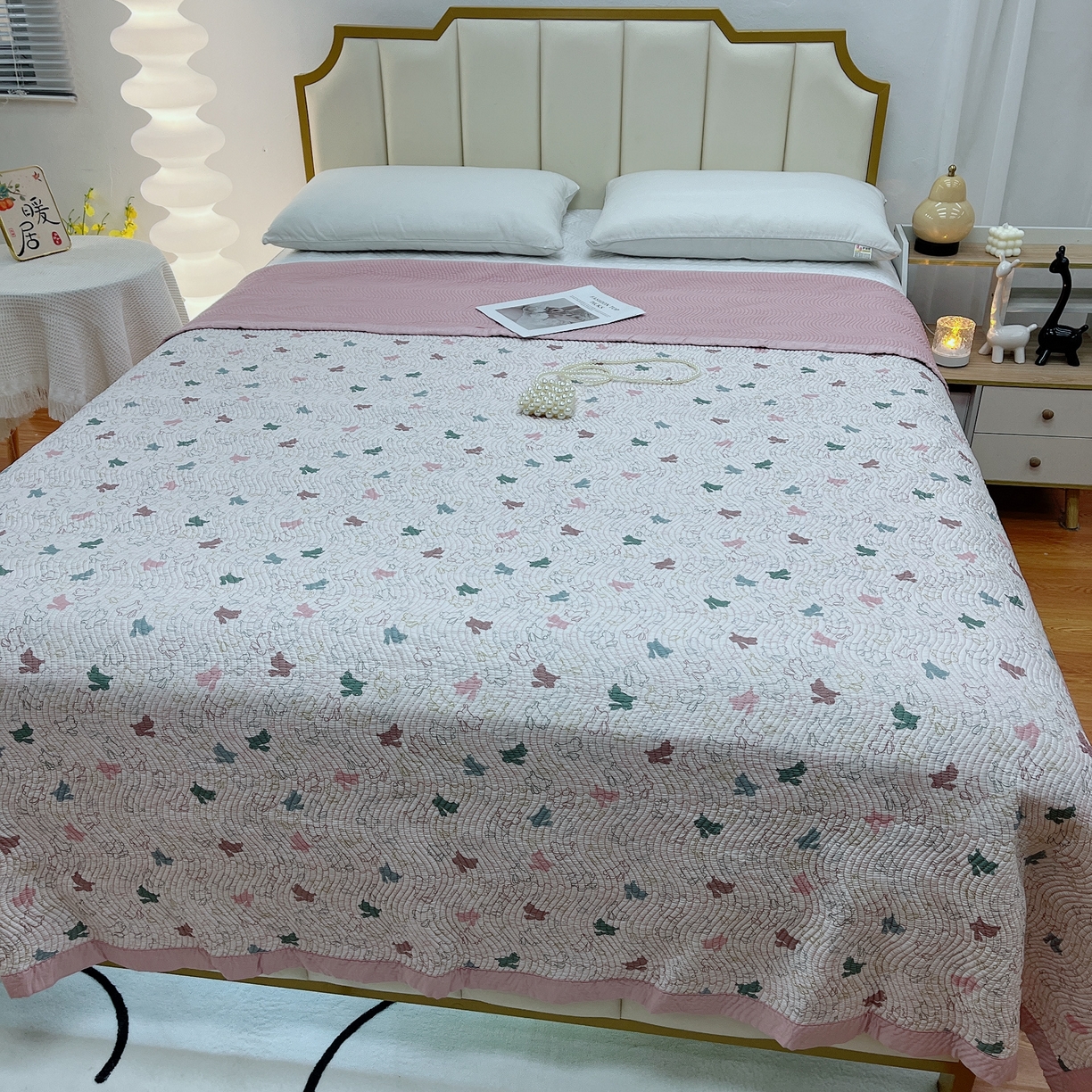 91家纺网 家纺一手货源 找家纺 暖居 2024新款莫代尔砂洗凉感双面天丝单件床盖可铺可盖兔兔赛跑