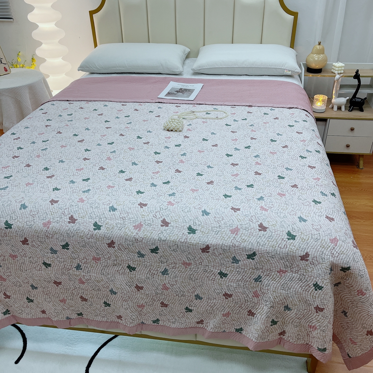 91家纺网 家纺一手货源 找家纺 暖居 2024新款莫代尔砂洗凉感双面天丝单件床盖可铺可盖兔兔赛跑