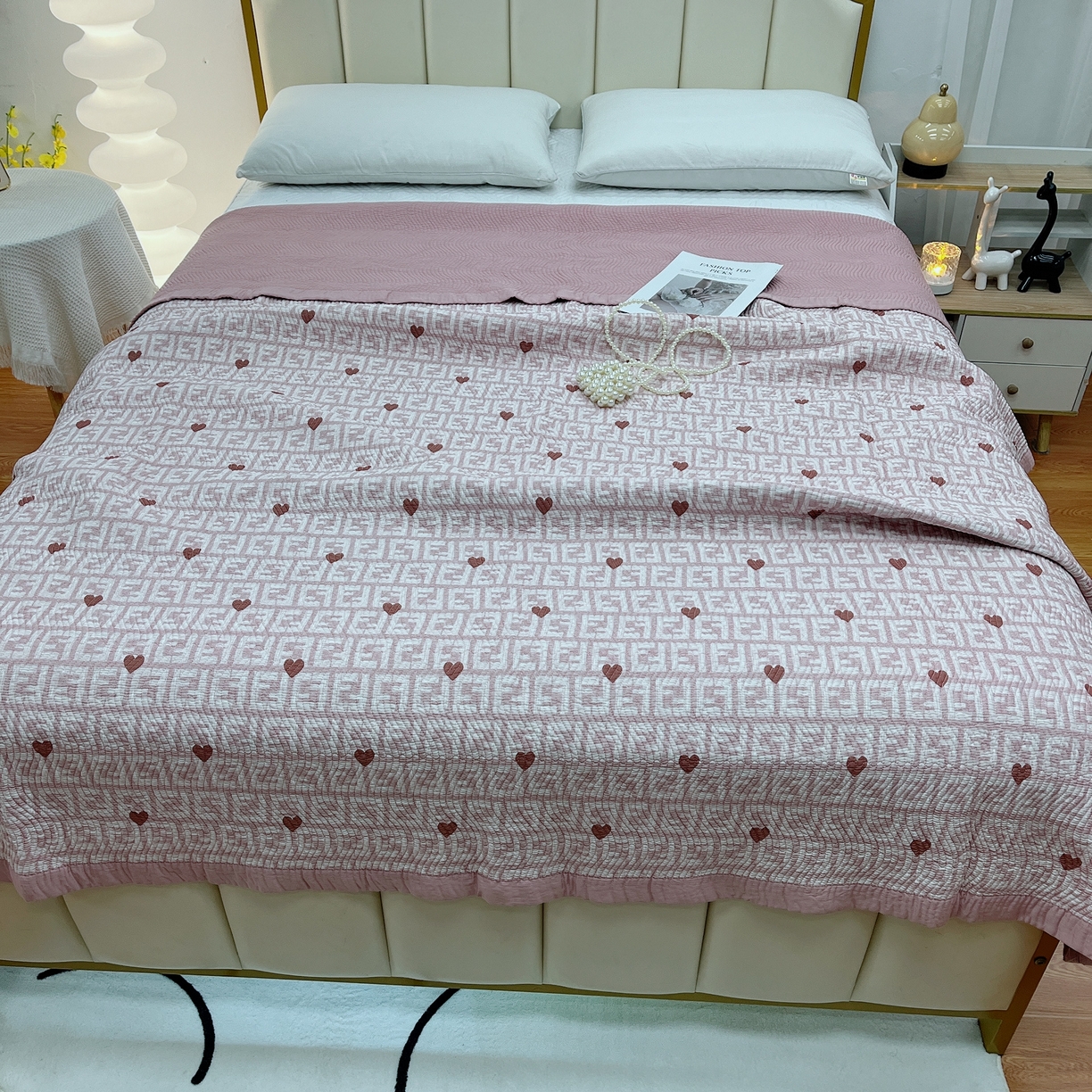 91家纺网 家纺一手货源 找家纺 暖居 2024新款莫代尔砂洗凉感双面天丝单件床盖可铺可盖不规则爱心粉