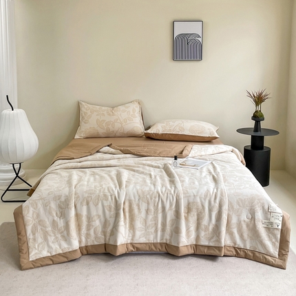 91家纺网 家纺一手货源 找家纺 一加一 2025新款全棉三层纱提花大豆夏被 清雅-咖