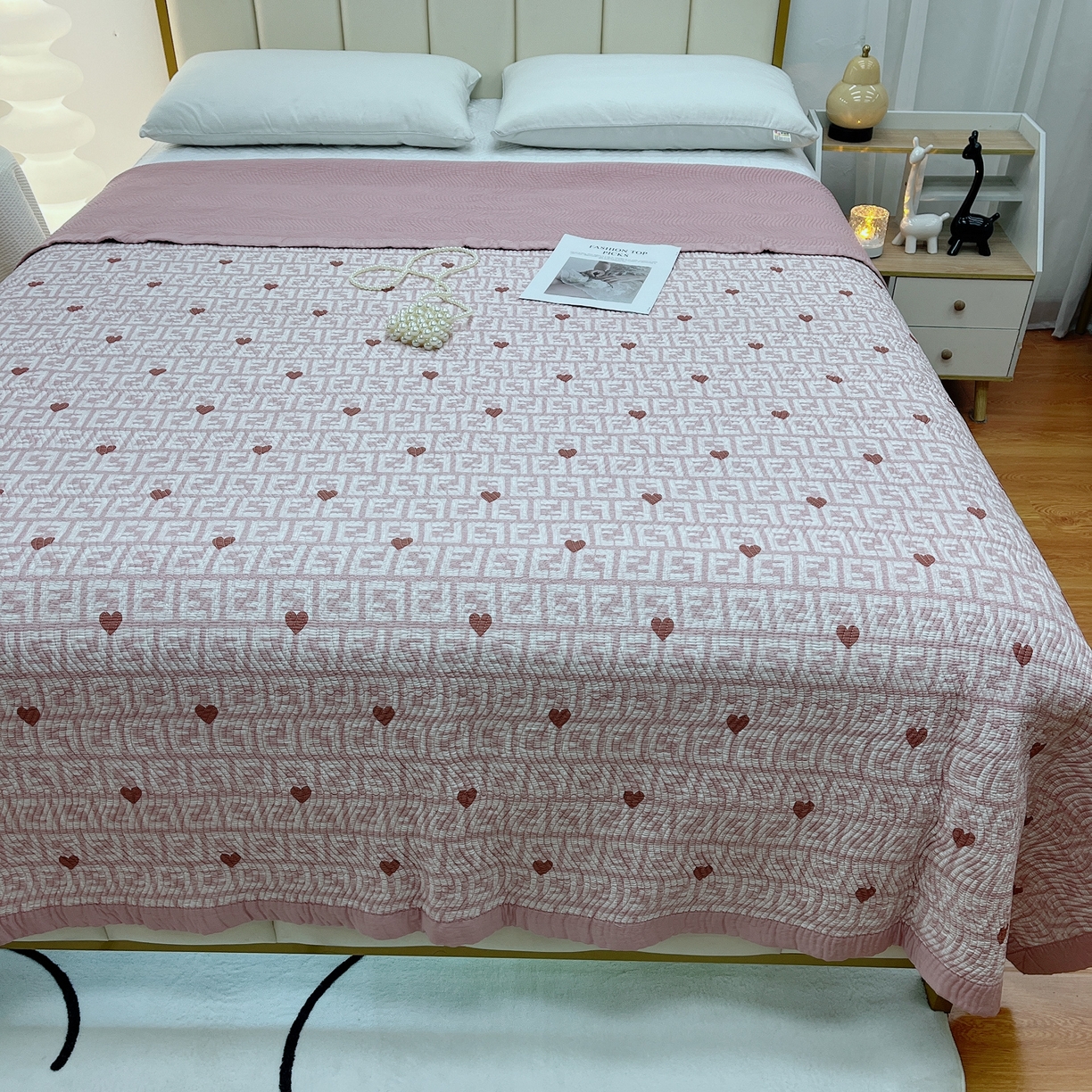 91家纺网 家纺一手货源 找家纺 暖居 2024新款莫代尔砂洗凉感双面天丝单件床盖可铺可盖不规则爱心粉