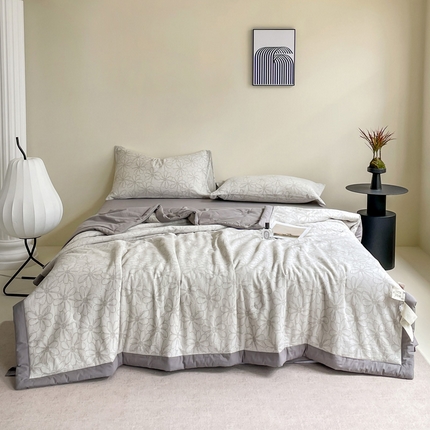 91家纺网 家纺一手货源 找家纺 一加一 2025新款全棉三层纱提花大豆夏被 雏菊-浅灰