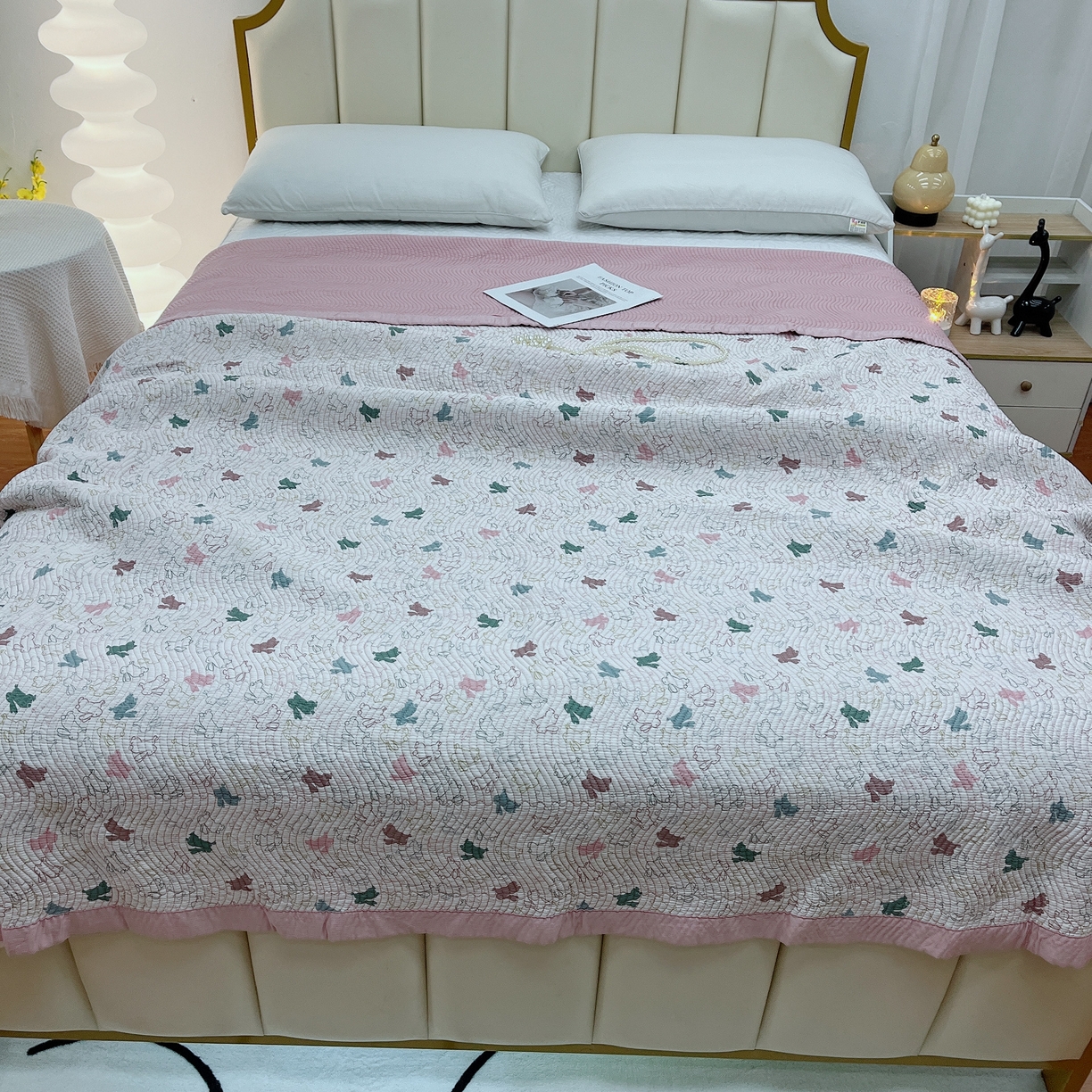 91家纺网 家纺一手货源 找家纺 暖居 2024新款莫代尔砂洗凉感双面天丝单件床盖可铺可盖兔兔赛跑