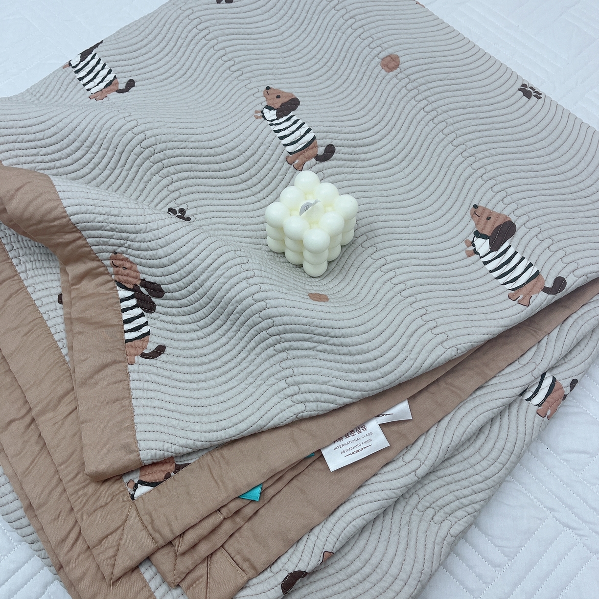 91家纺网 家纺一手货源 找家纺 暖居 2024新款莫代尔砂洗凉感双面天丝单件床盖可铺可盖骨头狗