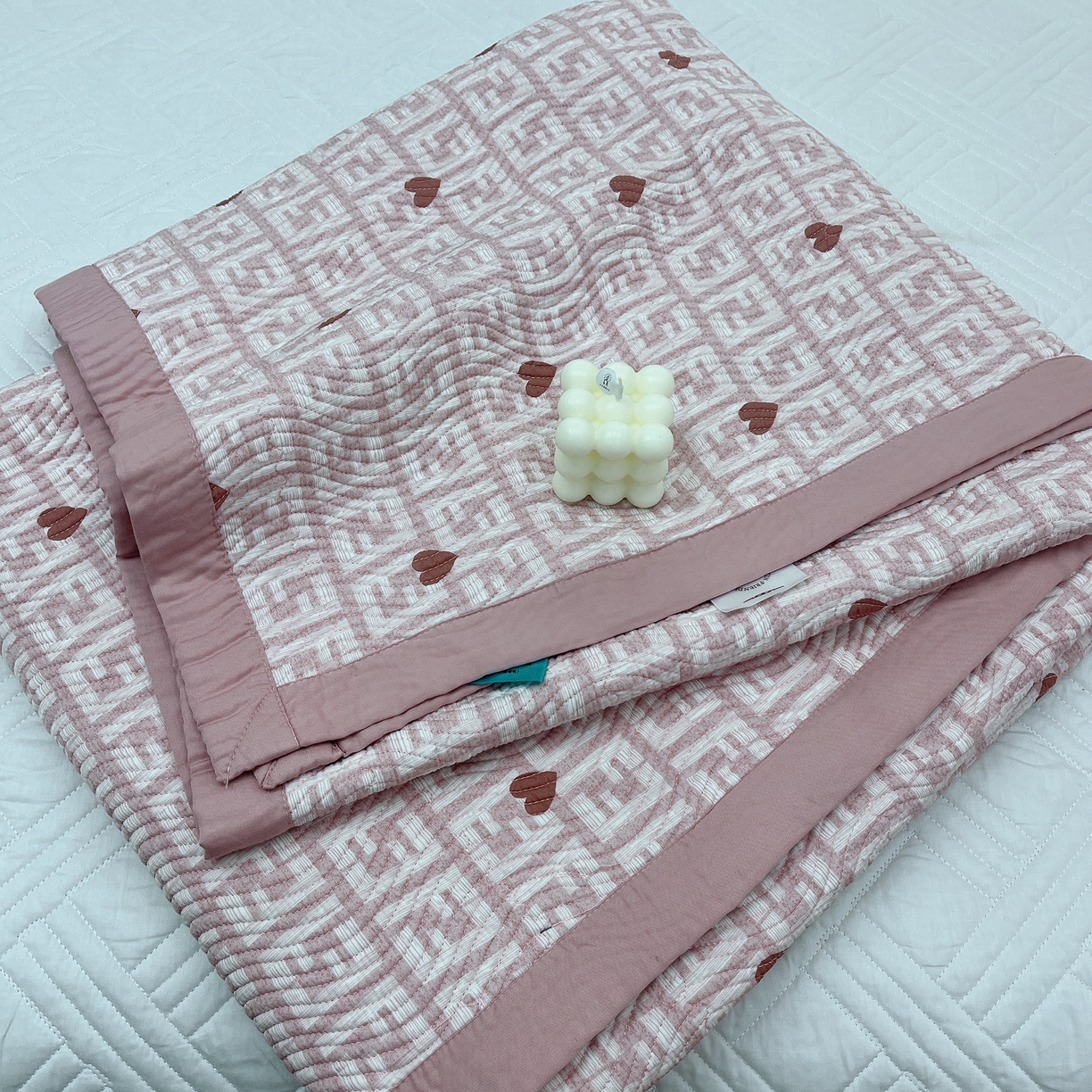 91家纺网 家纺一手货源 找家纺 暖居 2024新款莫代尔砂洗凉感双面天丝单件床盖可铺可盖不规则爱心粉