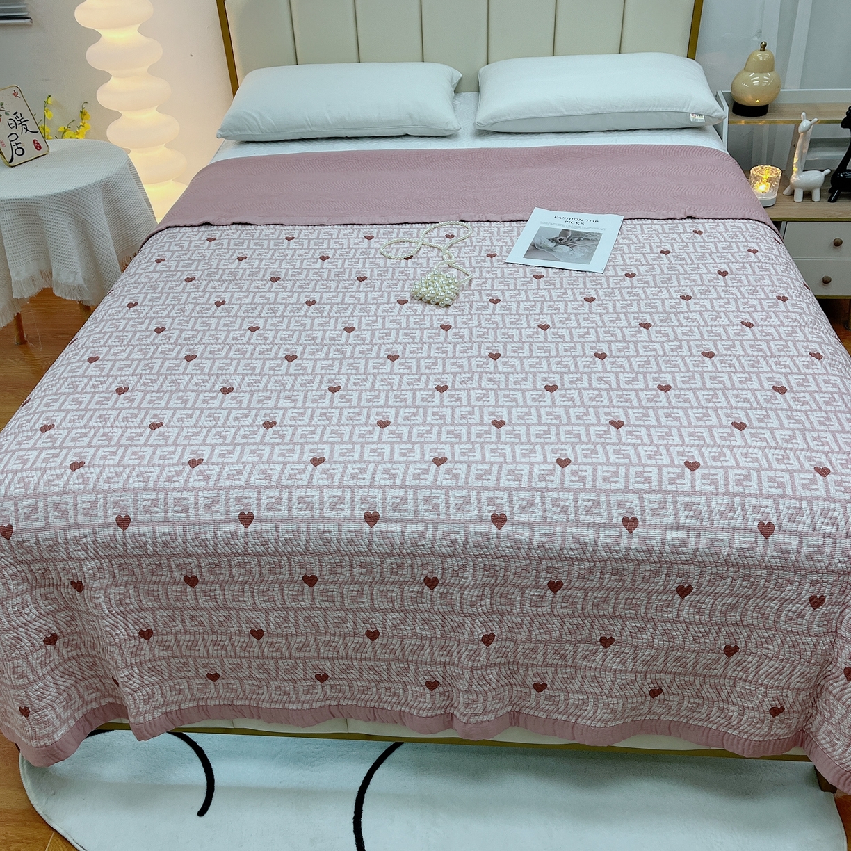 91家纺网 家纺一手货源 找家纺 暖居 2024新款莫代尔砂洗凉感双面天丝单件床盖可铺可盖不规则爱心粉