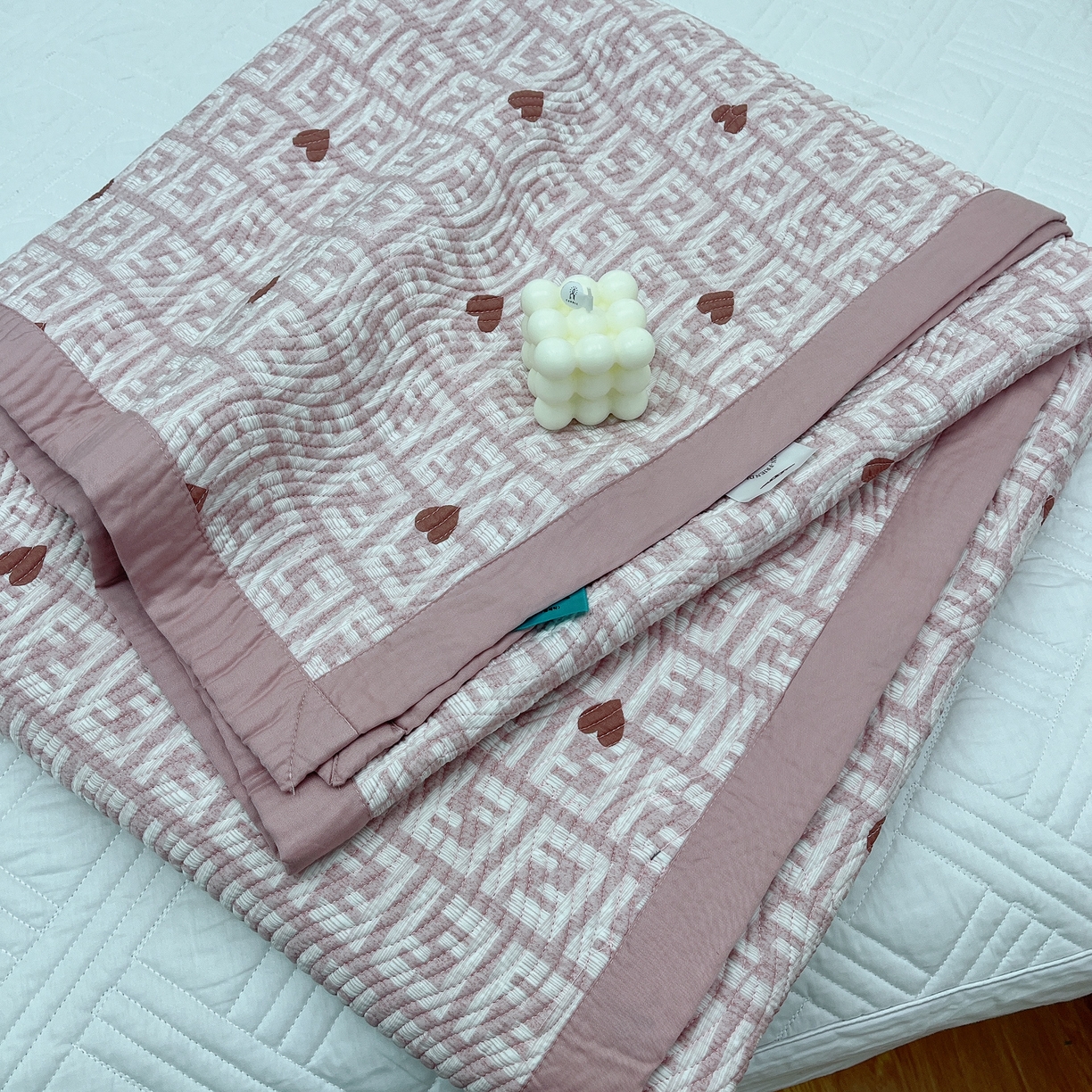 91家纺网 家纺一手货源 找家纺 暖居 2024新款莫代尔砂洗凉感双面天丝单件床盖可铺可盖不规则爱心粉