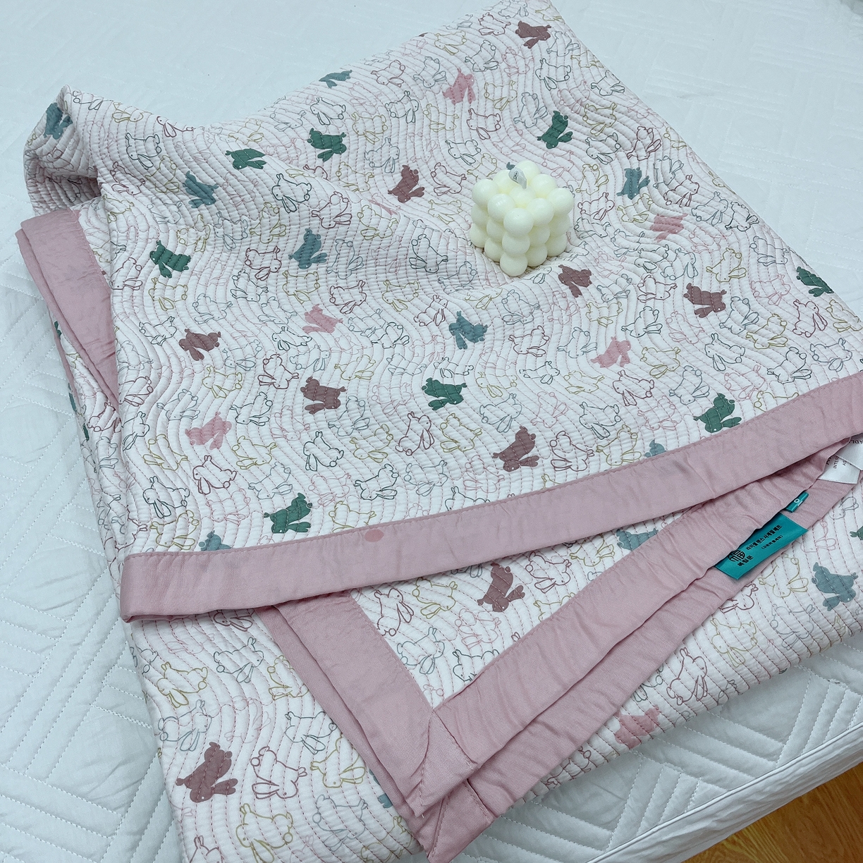 91家纺网 家纺一手货源 找家纺 暖居 2024新款莫代尔砂洗凉感双面天丝单件床盖可铺可盖兔兔赛跑