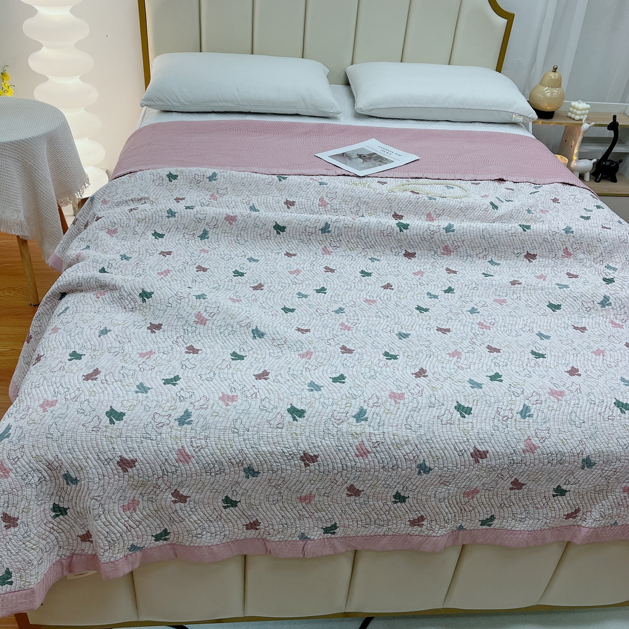 91家纺网 家纺一手货源 找家纺 暖居 2024新款莫代尔砂洗凉感双面天丝单件床盖可铺可盖兔兔赛跑