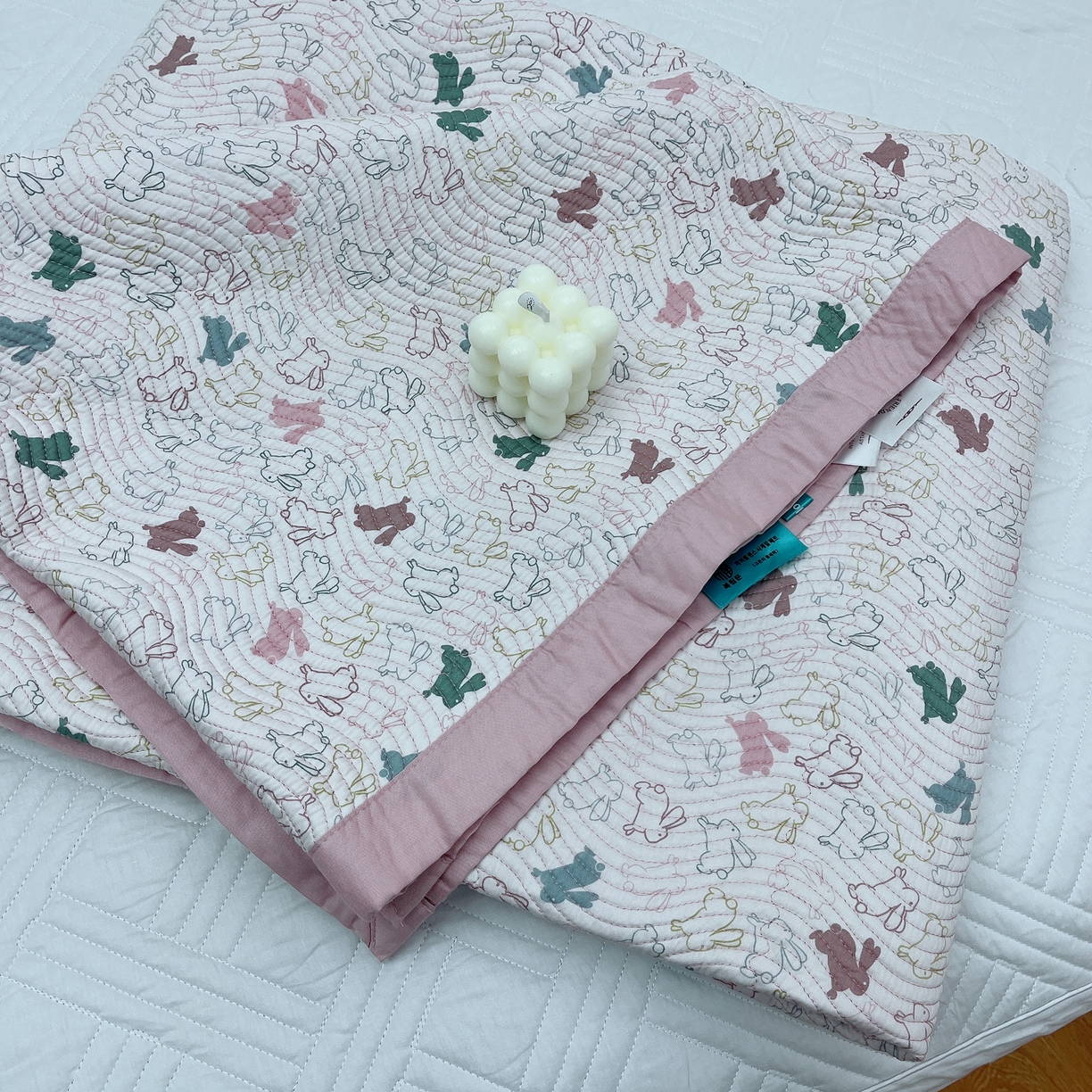 91家纺网 家纺一手货源 找家纺 暖居 2024新款莫代尔砂洗凉感双面天丝单件床盖可铺可盖兔兔赛跑