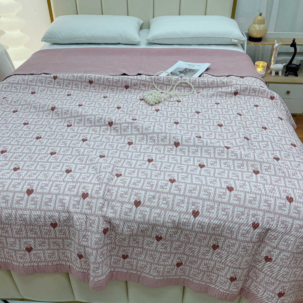 91家纺网 家纺一手货源 找家纺 暖居 2024新款莫代尔砂洗凉感双面天丝单件床盖可铺可盖不规则爱心粉