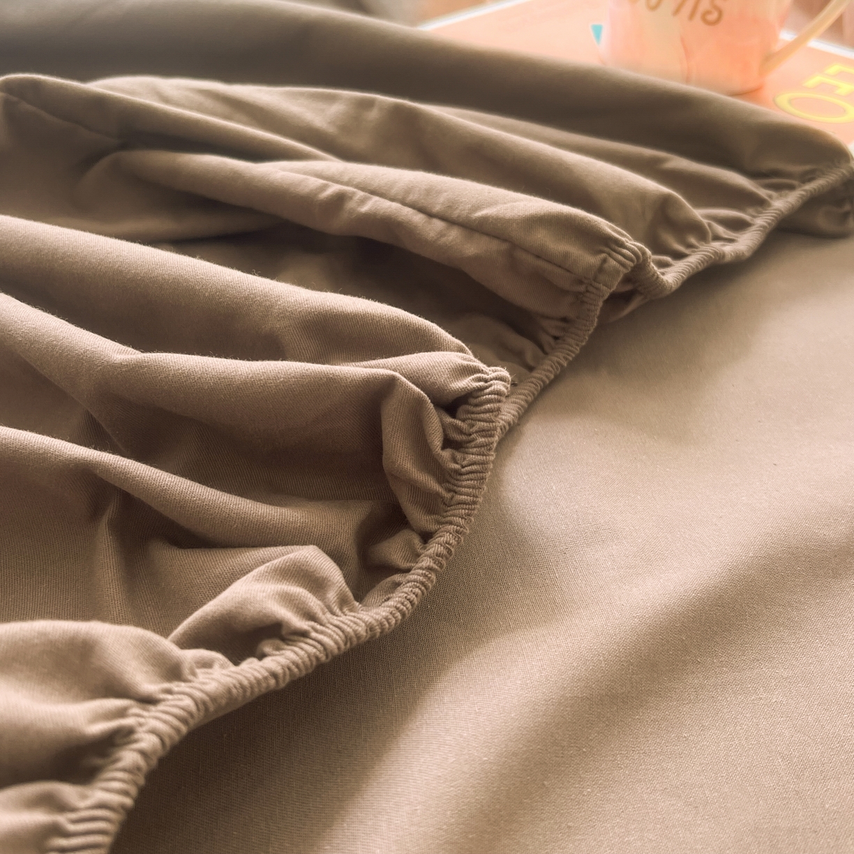 91家纺网 家纺一手货源 找家纺 米粒家纺 2024新款纯色磨毛床笠 奶咖