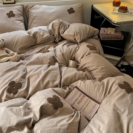 91家纺网 家纺一手货源 找家纺 （总）阿曼达 2024春夏直播新款软糯亲肤水洗m纯色毛巾绣四叶草蝴蝶结太阳花四件套