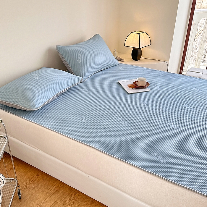 91家纺网 家纺一手货源 找家纺 凉百百 2024春夏新款冰豆豆凉感冰豆豆小米粒席空调席 天空蓝