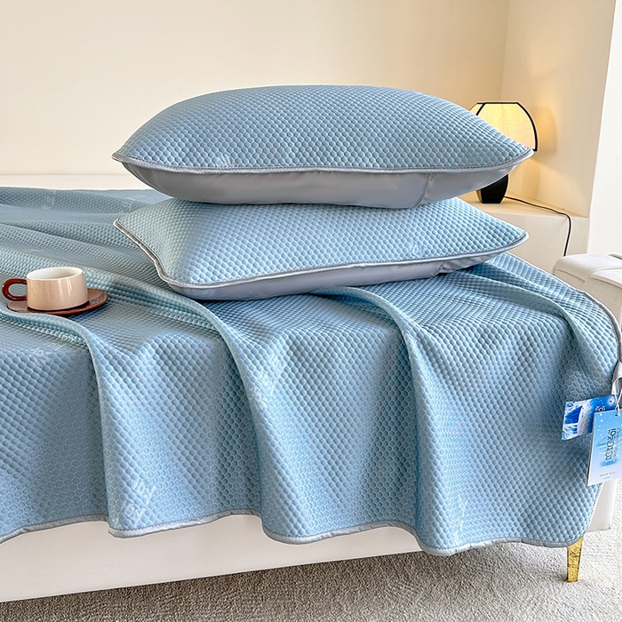 91家纺网 家纺一手货源 找家纺 凉百百 2024春夏新款冰豆豆凉感冰豆豆小米粒席空调席 天空蓝