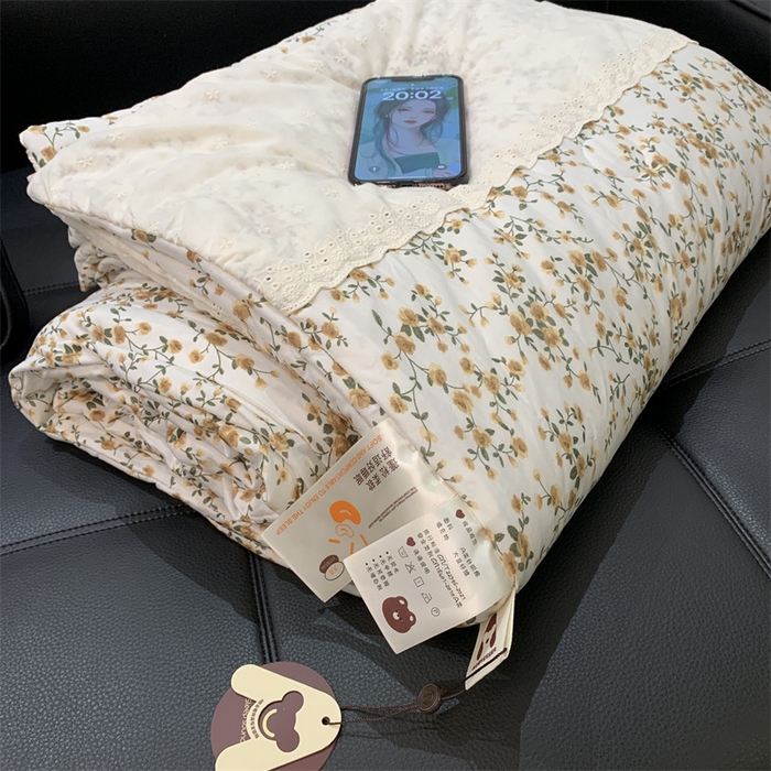 91家纺网 家纺一手货源 找家纺 奈萝家纺  2024新款法式花边款针织夏被春秋被可机洗 花黛织梦