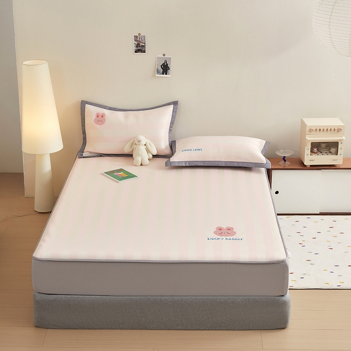 91家纺网 家纺一手货源 找家纺 怡家居 2024新款A类PE凉感提花刺绣床笠款凉席 米粉条纹兔-床笠款