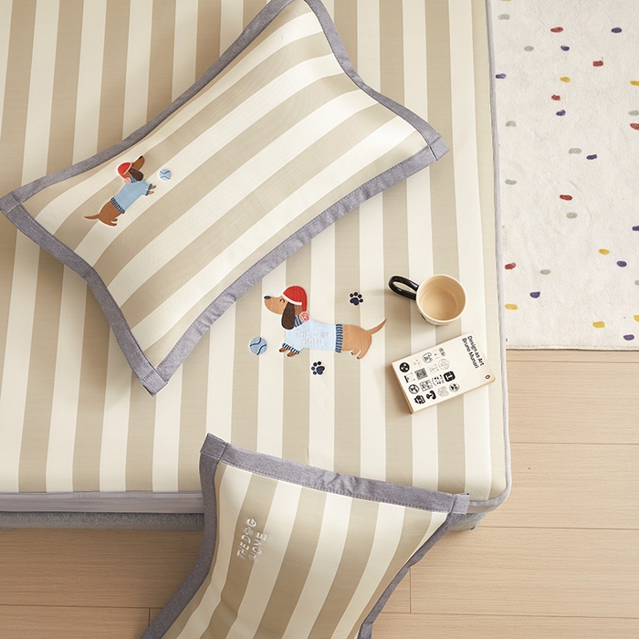 91家纺网 家纺一手货源 找家纺 怡家居 2024新款A类PE凉感提花刺绣床笠款凉席 米咖腊肠狗-床笠款