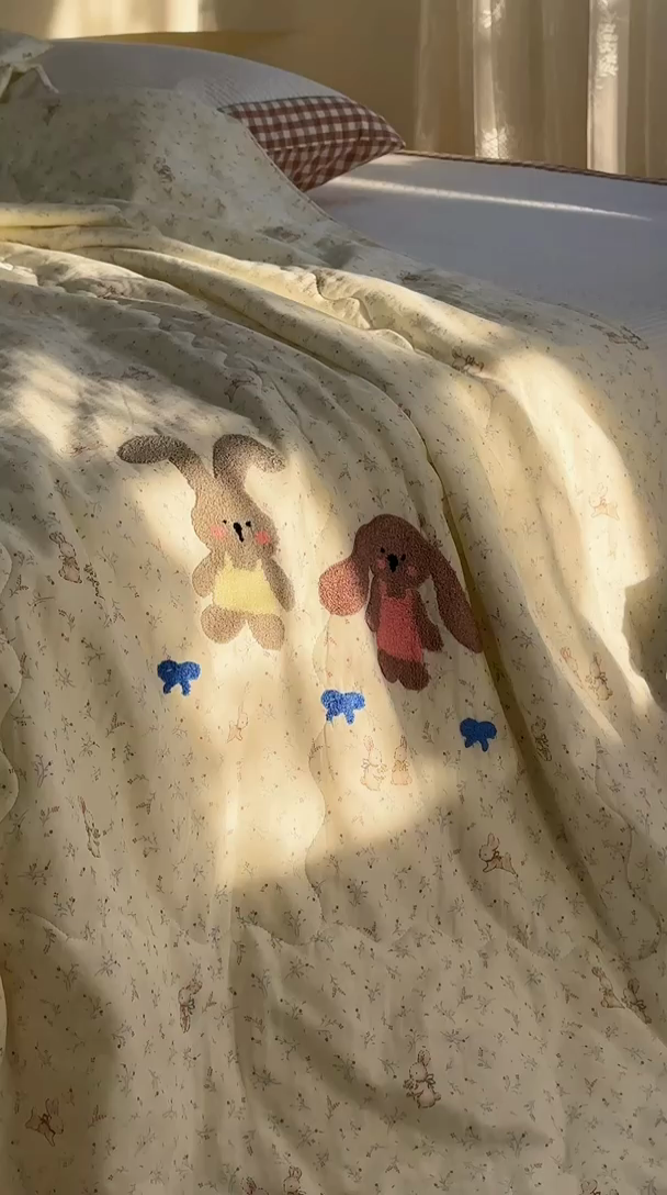 91家纺网 家纺一手货源 找家纺 洋铭区（原狠狠爱） 2024新款双层纱毛巾绣夏被 耳朵兔兔