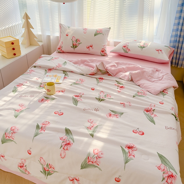 91家纺网 家纺一手货源 找家纺 慕尚家纺 2025新款亲肤泡泡棉卡通印花夏被单品夏被四件套 恋人未满