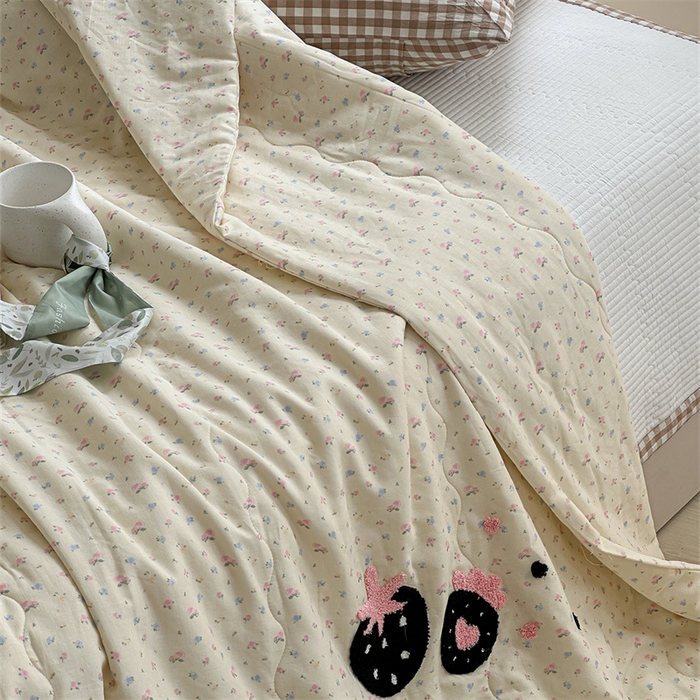 91家纺网 家纺一手货源 找家纺 洋铭区（原狠狠爱） 2024新款双层纱毛巾绣夏被 草莓可可