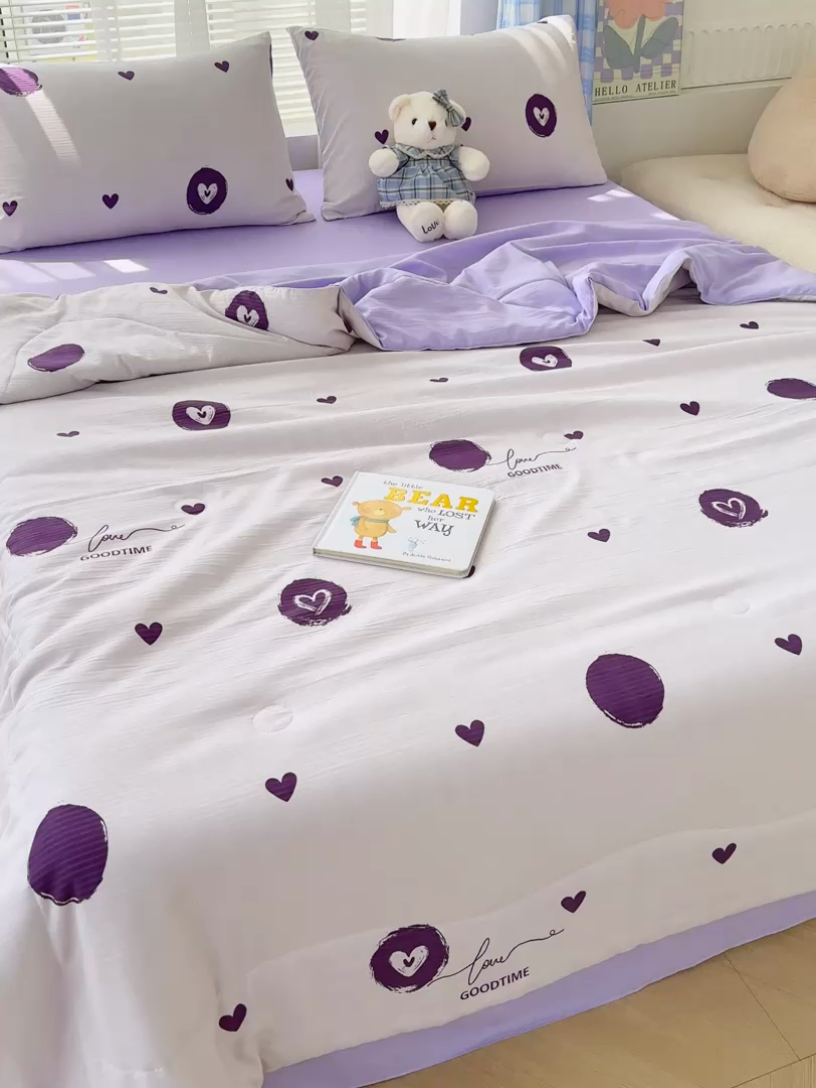 91家纺网 家纺一手货源 找家纺 慕尚家纺 2025新款亲肤泡泡棉卡通印花夏被单品夏被四件套 怦然心动