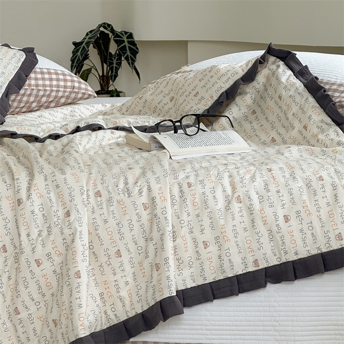 91家纺网 家纺一手货源 找家纺 洋铭区（原狠狠爱） 2024新款皱皱花边全棉夏被 字母熊