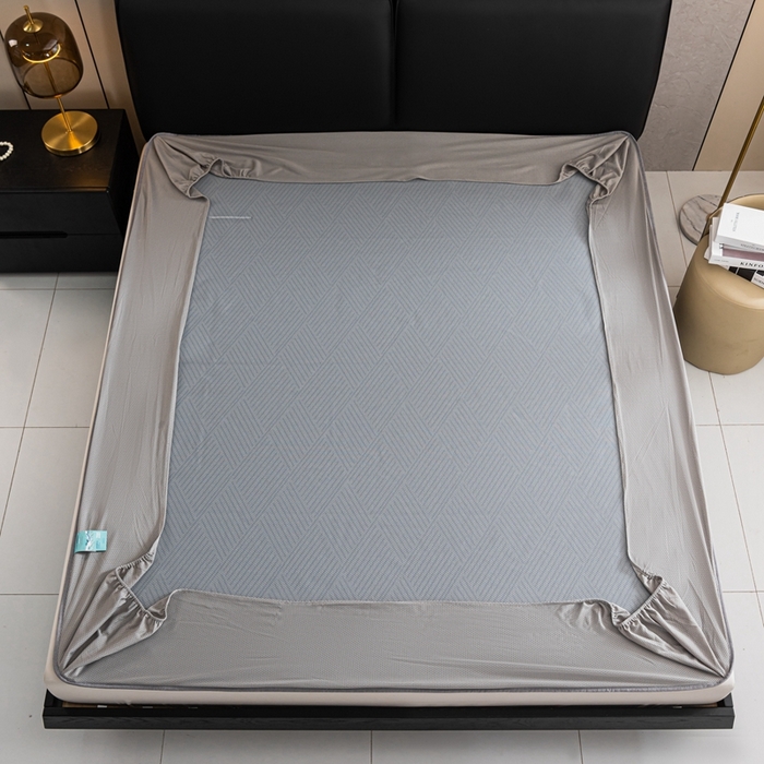 91家纺网 家纺一手货源 找家纺 爱宝被业 2025新款法式冰丝提花刺绣凉席 格调 床笠款