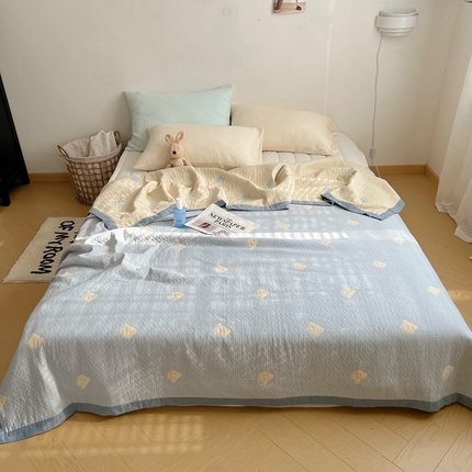 91家纺网 家纺一手货源 找家纺 桃喜 2024新款A类全棉提花三层纱夏被 熊仔蓝