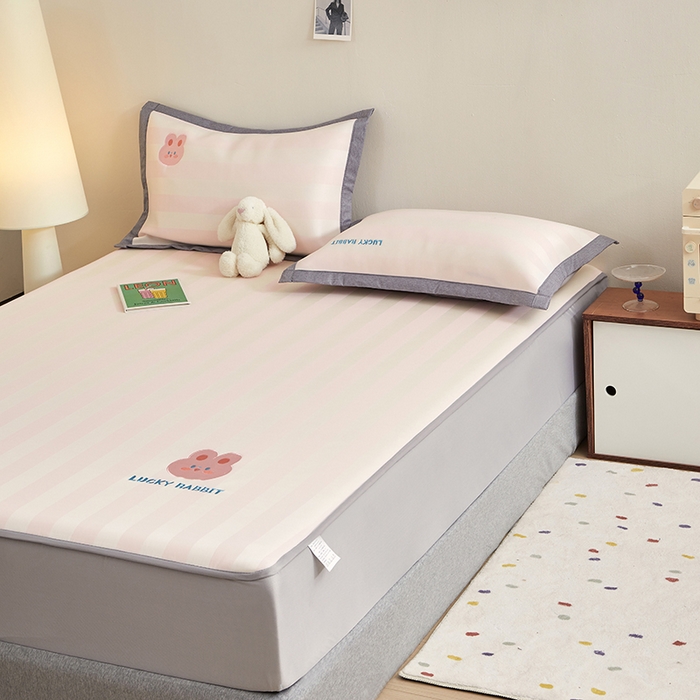 91家纺网 家纺一手货源 找家纺 怡家居 2024新款A类PE凉感提花刺绣床笠款凉席 米粉条纹兔-床笠款