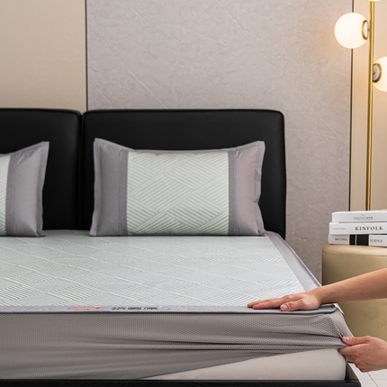 91家纺网 家纺一手货源 找家纺 爱宝被业 2025新款法式冰丝提花刺绣凉席 格调 床笠款