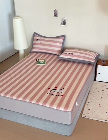 91家纺网 家纺一手货源 找家纺 怡家居 2024新款A类PE凉感提花刺绣床笠款凉席 米红条纹猫-床笠款