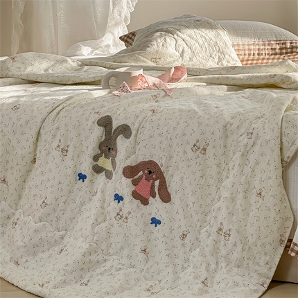 91家纺网 家纺一手货源 找家纺 洋铭区（原狠狠爱） 2024新款双层纱毛巾绣夏被 耳朵兔兔