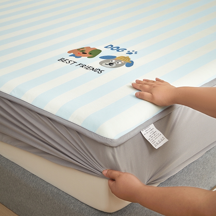 91家纺网 家纺一手货源 找家纺 怡家居 2024新款A类PE凉感提花刺绣床笠款凉席 米兰条纹狗-床笠款