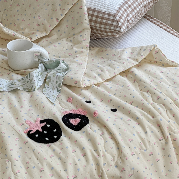 91家纺网 家纺一手货源 找家纺 洋铭区（原狠狠爱） 2024新款双层纱毛巾绣夏被 草莓可可