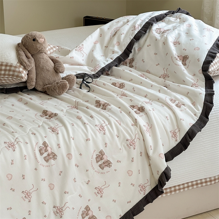 91家纺网 家纺一手货源 找家纺 洋铭区（原狠狠爱） 2024新款皱皱花边全棉夏被 甜心熊