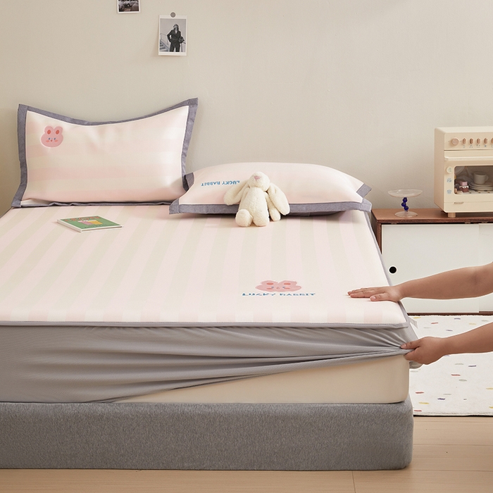 91家纺网 家纺一手货源 找家纺 怡家居 2024新款A类PE凉感提花刺绣床笠款凉席 米粉条纹兔-床笠款