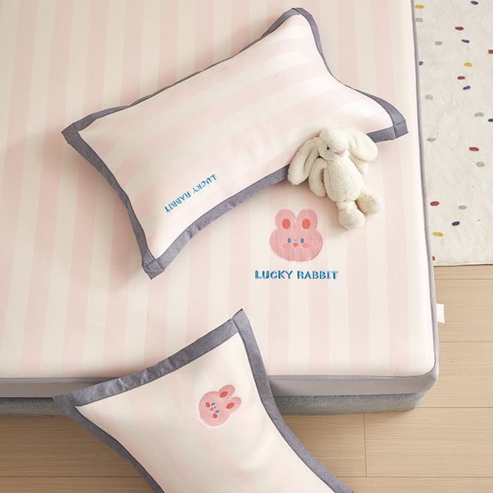 91家纺网 家纺一手货源 找家纺 怡家居 2024新款A类PE凉感提花刺绣床笠款凉席 米粉条纹兔-床笠款