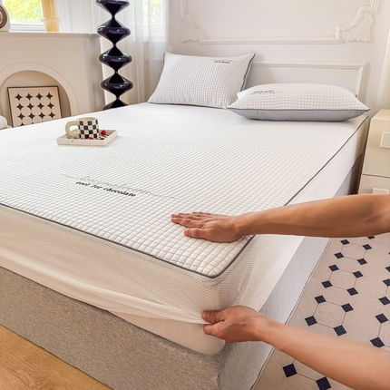 91家纺网 家纺一手货源 找家纺 （总）宅部落 2024新款巧克力块PE凉感绣花A类抗菌床笠款凉席