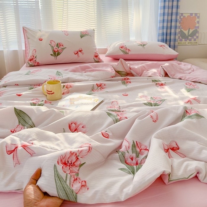 91家纺网 家纺一手货源 找家纺 慕尚家纺 2025新款亲肤泡泡棉卡通印花夏被单品夏被四件套 恋人未满