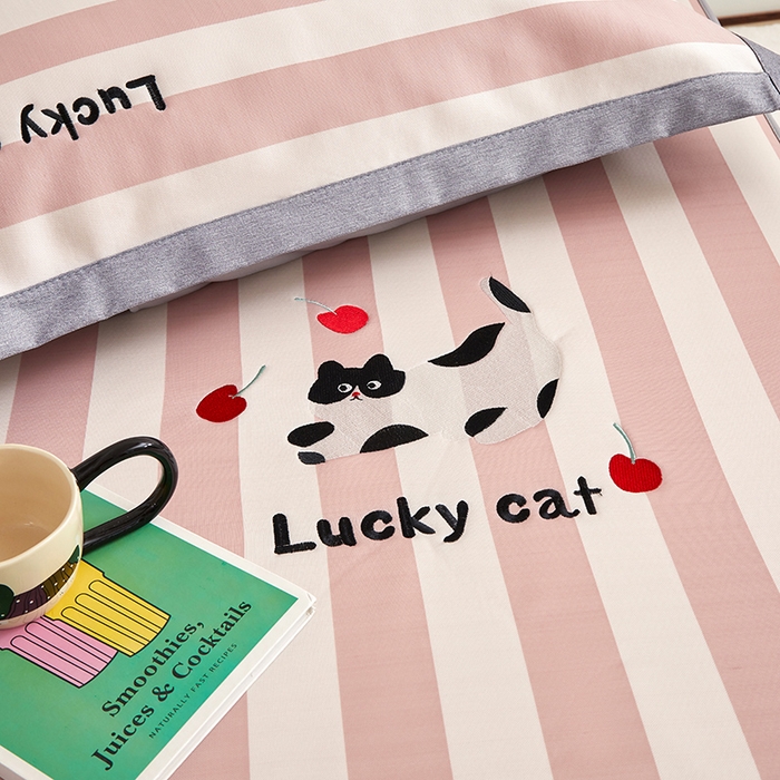 91家纺网 家纺一手货源 找家纺 怡家居 2024新款A类PE凉感提花刺绣床笠款凉席 米红条纹猫-床笠款