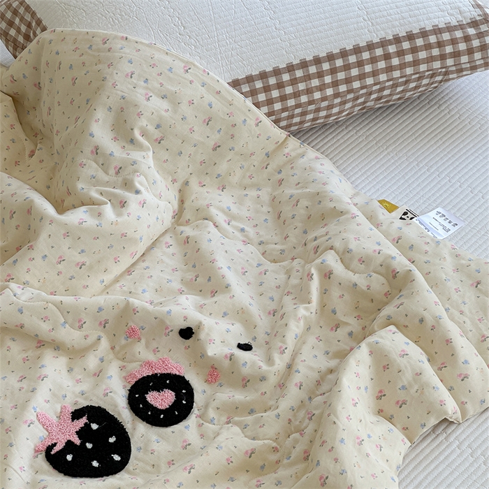 91家纺网 家纺一手货源 找家纺 洋铭区（原狠狠爱） 2024新款双层纱毛巾绣夏被 草莓可可