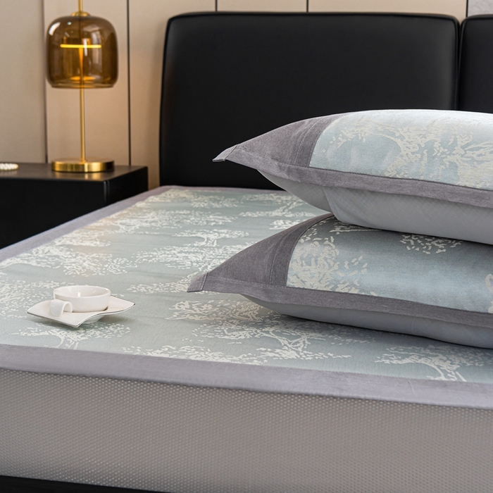 91家纺网 家纺一手货源 找家纺 爱宝被业 2025新款法式冰丝提花刺绣凉席 密林 床笠款