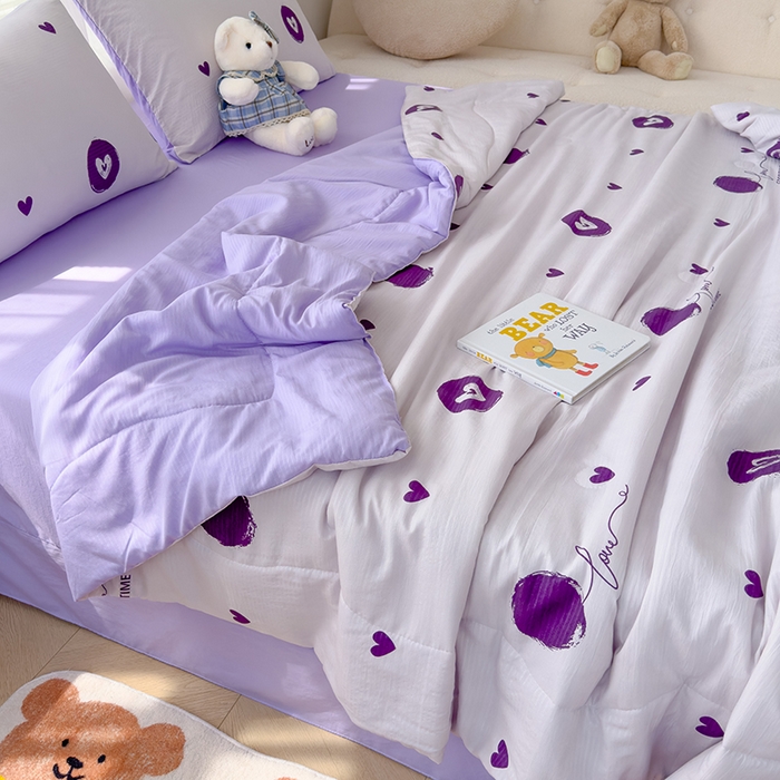 91家纺网 家纺一手货源 找家纺 慕尚家纺 2025新款亲肤泡泡棉卡通印花夏被单品夏被四件套 怦然心动