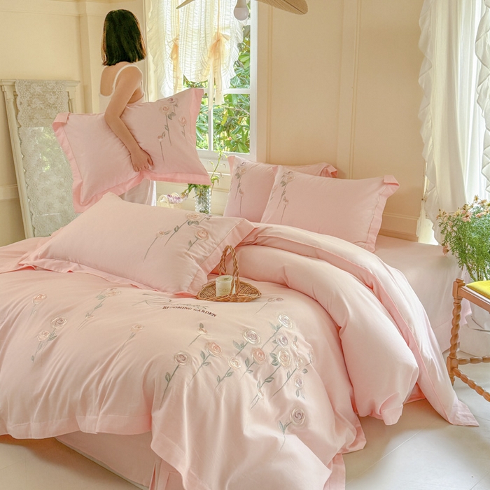 91家纺网 家纺一手货源 找家纺 红番天家居馆 2025新款长绒棉全棉刺绣四件套-玫瑰之城 玫瑰之城-初恋粉